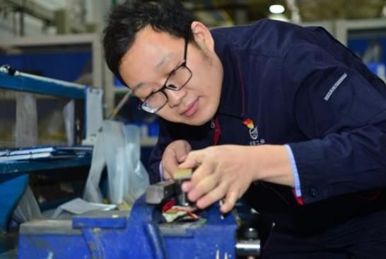 工作中的方文墨。航空工業(yè)沈飛供圖