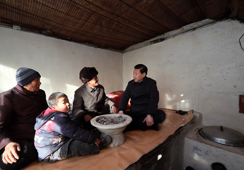 2012年12月30日，習(xí)近平在河北省阜平縣龍泉關(guān)鎮(zhèn)駱駝灣村看望唐榮斌老人一家。