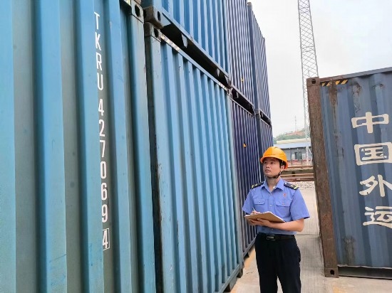 鐵路貨運(yùn)員在檢查集裝箱箱體情況、記錄箱號。中國鐵路廣州局集團(tuán)有限公司供圖