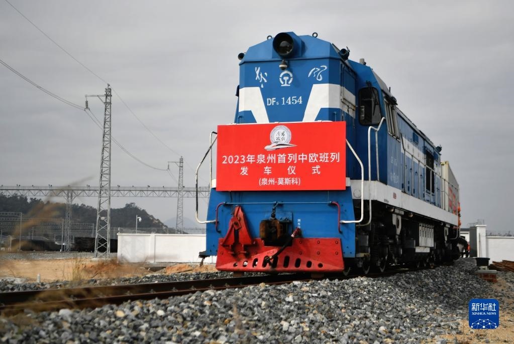 2月3日，中歐班列駛出興泉鐵路黃塘站。當(dāng)日，滿載著55個集裝箱的中歐班列，從位于福建泉州惠安縣的興泉鐵路黃塘站駛出。這是泉州今年開出的首趟中歐班列，也是興泉鐵路開通后的首趟泉州中歐班列。據(jù)了解，此次班列裝載產(chǎn)品主要來自泉州進(jìn)出口企業(yè)，貨重601.4噸，貨值約262.5萬美元。新華社記者 魏培全 攝