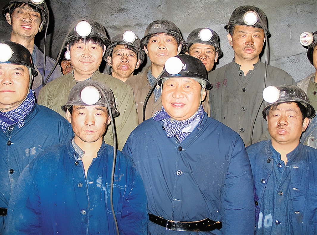2005年1月26日，習(xí)近平在浙江省湖州市長興縣長廣煤礦井下慰問煤礦工人。