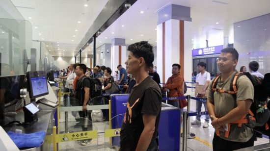 6月13日，乘坐中老鐵路國(guó)際旅客列車的旅客在磨憨邊檢大廳排隊(duì)候檢。李揚(yáng) 攝