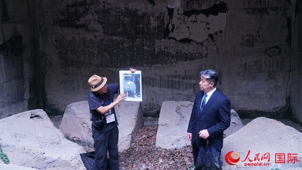 毒氣島歷史研究所事務(wù)局長山內(nèi)正之在毒氣儲存遺址為大家介紹日軍發(fā)動毒氣戰(zhàn)的罪證。人民網(wǎng) 蔣曉辰攝