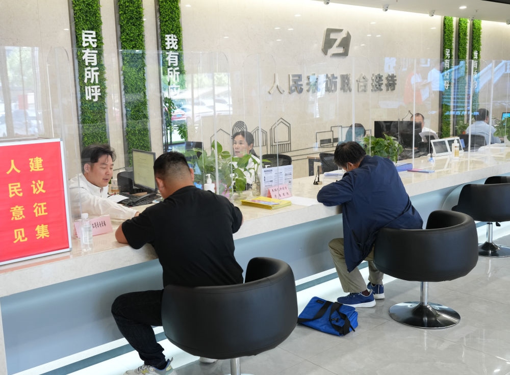 在杭州市余杭區(qū)社會(huì)治理中心，工作人員在接待前來上訪的群眾（5月25日攝）。新華社記者 翁忻旸 攝