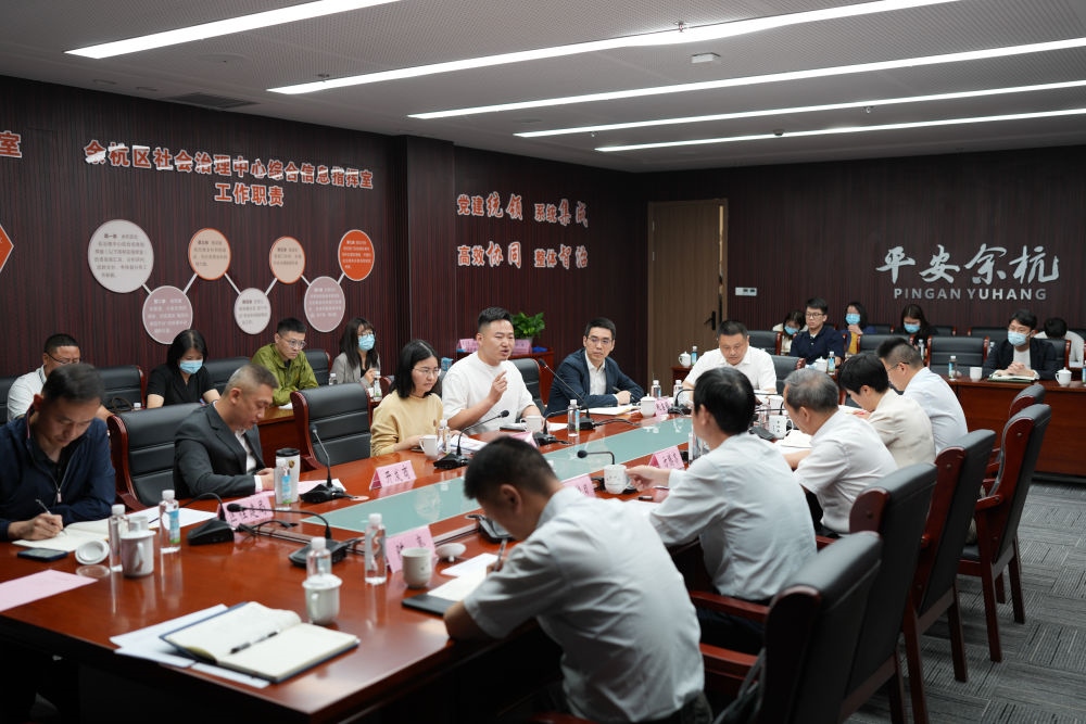浙江省信訪局領(lǐng)導(dǎo)和相關(guān)領(lǐng)導(dǎo)組成的下訪團(tuán)在杭州市余杭區(qū)社會(huì)治理中心接受群眾上訪（5月25日攝）。新華社記者 翁忻旸 攝
