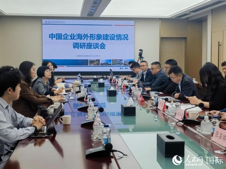 埃塞俄比亞中國商會企業(yè)代表與人民網(wǎng)記者座談。人民網(wǎng)記者 劉寧攝