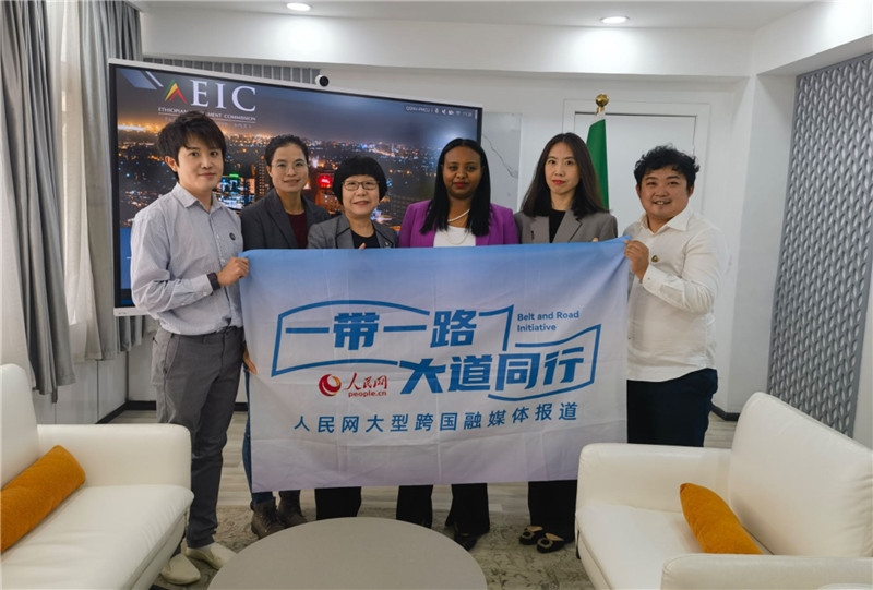 埃塞俄比亞投資委主任萊利斯（右三）、萬巧云（左二）與人民網(wǎng)記者合影。