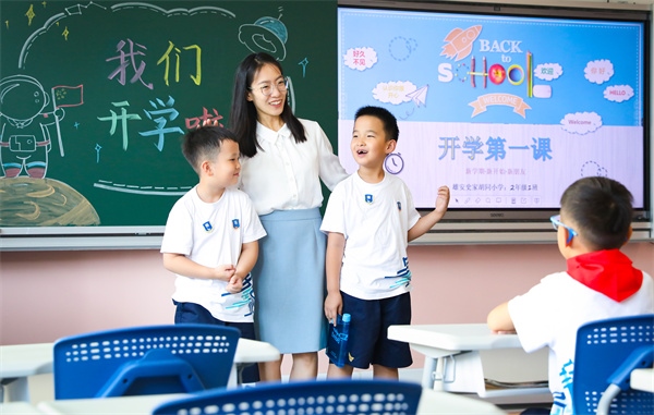 8月30日，雄安史家胡同小學(xué)學(xué)生體驗(yàn)學(xué)校生活。