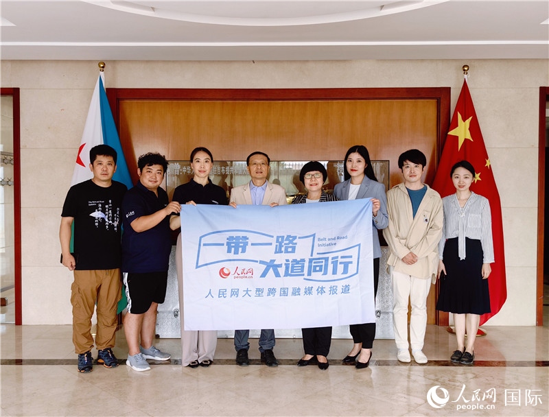 胡斌大使（左四）、使館工作人員與人民網(wǎng)監(jiān)事會主席唐維紅（右四）一行合影。