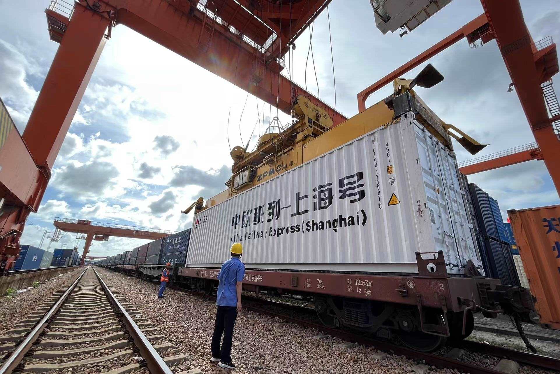 鐵路上海貨運(yùn)中心閔行站貨場內(nèi)，吊機(jī)在貨運(yùn)員的監(jiān)裝下進(jìn)行裝車落箱作業(yè)。人民網(wǎng) 皇甫萬里攝