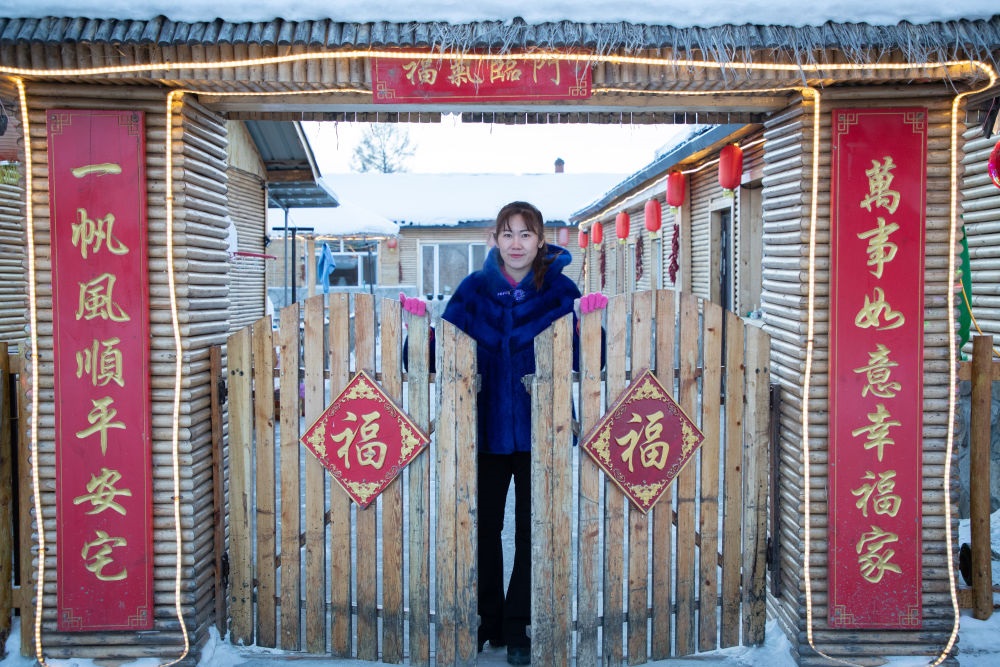 北極村民宿經(jīng)營者史瑞娟在門前迎候入住的游客（2023年1月7日攝）。