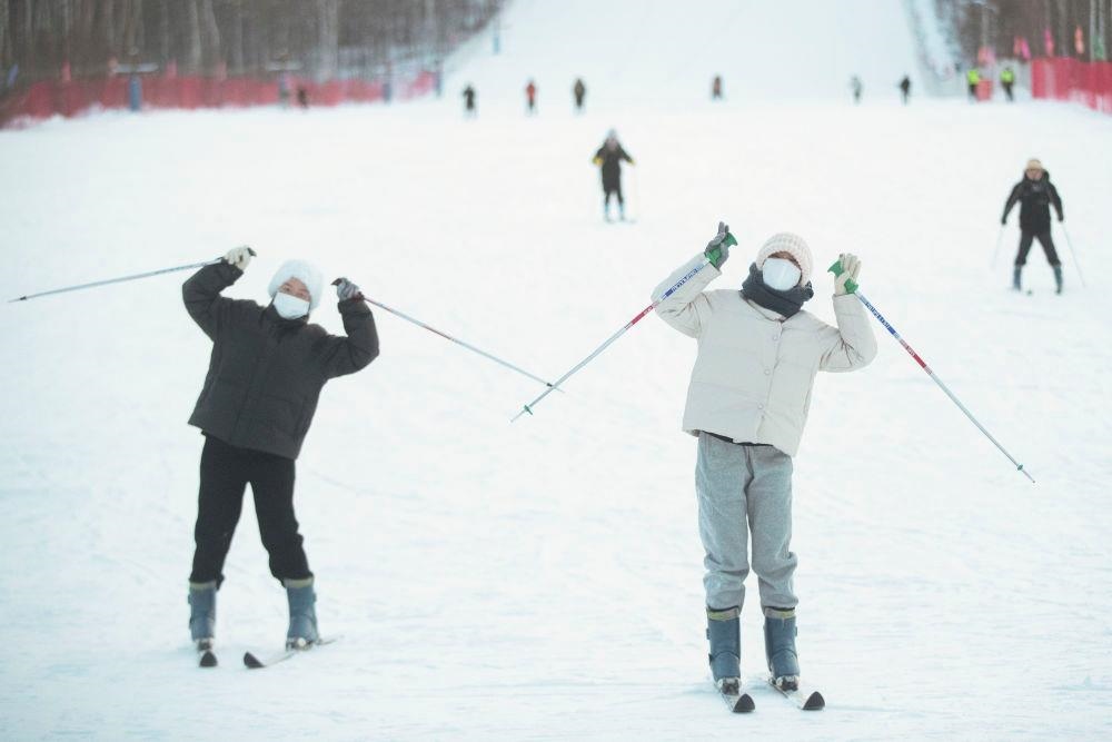 △2023年1月7日，游客在北極村滑雪場內體驗滑雪。