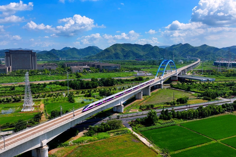 復(fù)興號(hào)亞運(yùn)智能動(dòng)車組列車。上海鐵路局融媒體中心供圖