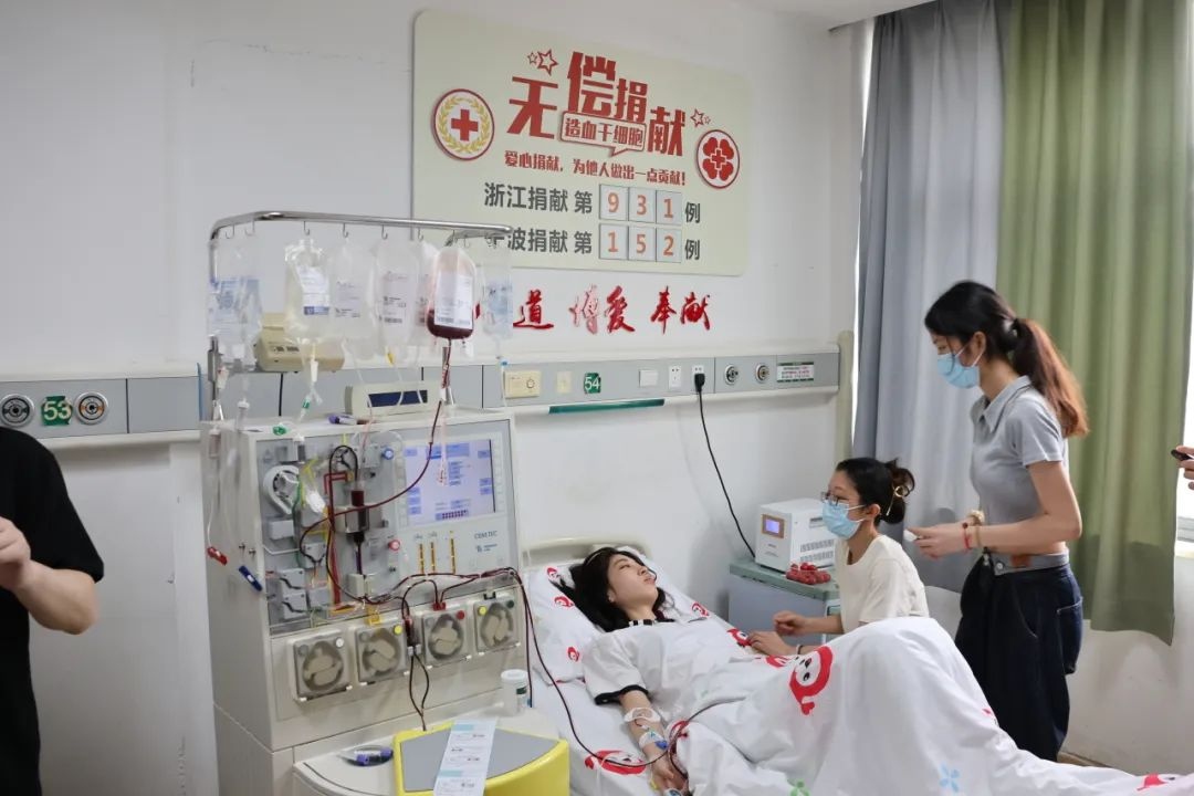 陸冰冰（右三）捐獻185毫升造血干細胞。受訪者供圖