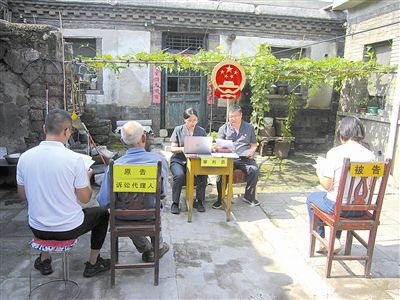 圖②：法庭在農(nóng)家小院開(kāi)展巡回審判。