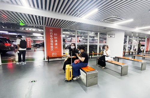 旅客在網(wǎng)約車空調(diào)等候區(qū)等候網(wǎng)約車。人民網(wǎng)記者 喬雪峰攝