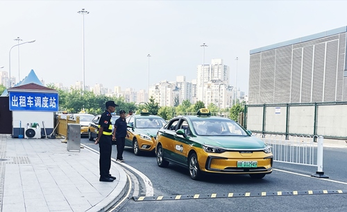 北京南站實(shí)施出租車北廣場落客分流，實(shí)現(xiàn)“落、接”兩用。人民網(wǎng)記者 喬雪峰攝