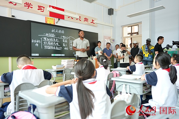 來自尼日利亞的李昊瑞在表演繞口令。人民網(wǎng) 盧鵬宇攝
