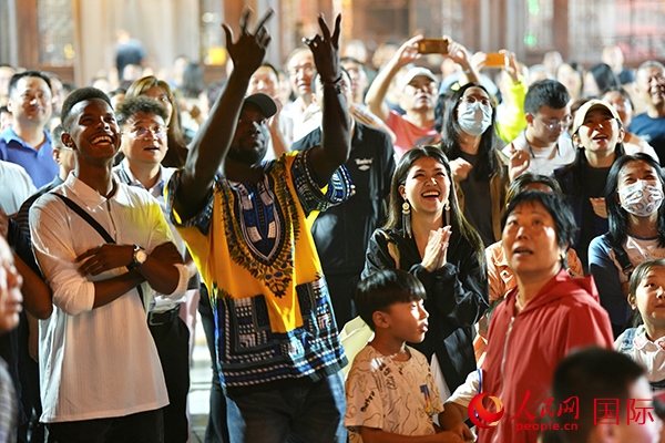 選手體驗(yàn)古城巡游。人民網(wǎng) 盧鵬宇攝