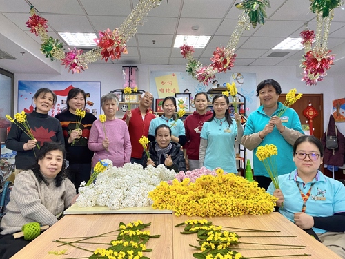 唐占鑫帶領(lǐng)團(tuán)隊(duì)為2022年北京冬奧會(huì)和冬殘奧會(huì)制作頒獎(jiǎng)花束。受訪者供圖