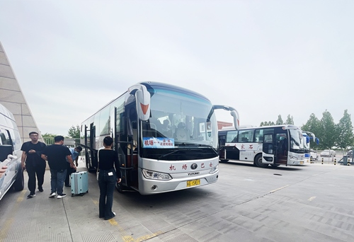 旅客準(zhǔn)備乘坐免費(fèi)擺渡車前往正定機(jī)場。人民網(wǎng)記者 喬雪峰攝