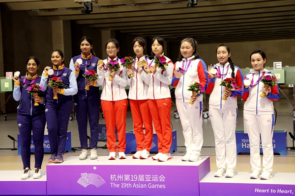 9月24日，杭州亞運(yùn)會(huì)射擊女子10米氣步槍團(tuán)體賽頒獎(jiǎng)儀式。人民網(wǎng)記者 胡雪蓉?cái)z