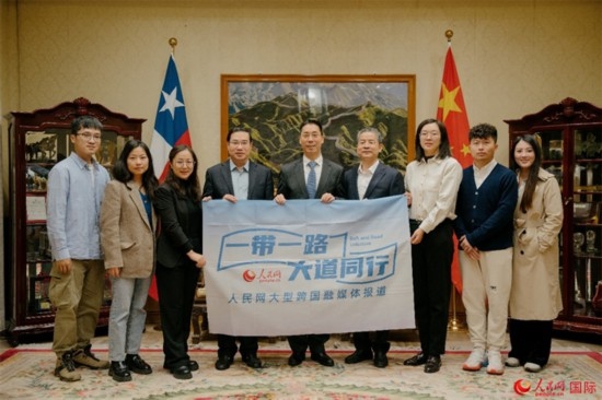 牛清報(bào)大使（中）與人民網(wǎng)、人民日?qǐng)?bào)社記者合影。 人民網(wǎng)記者 張若涵攝