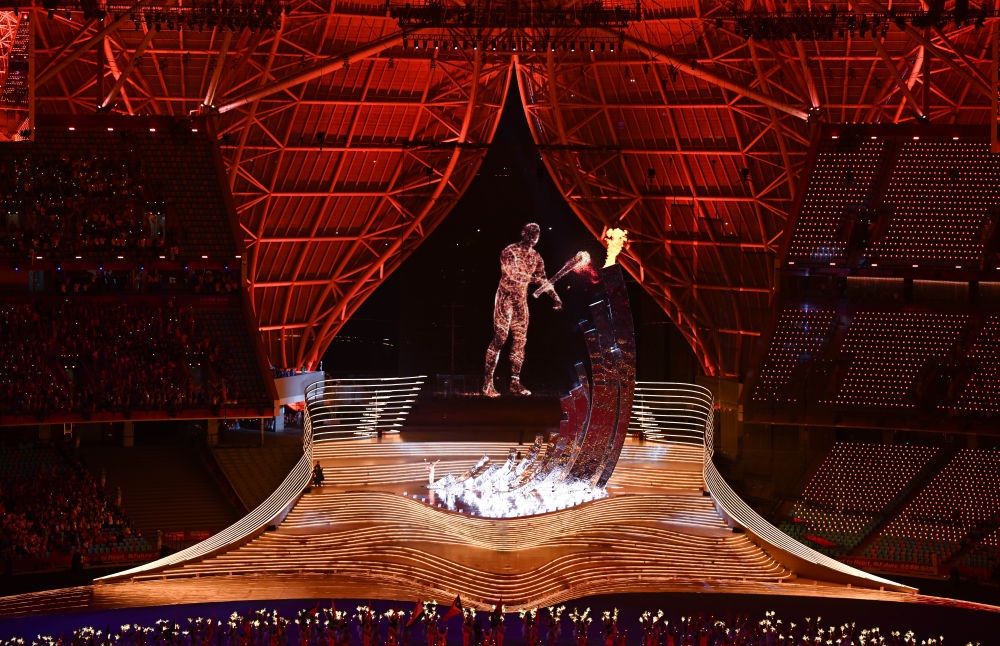 9月23日，最后一棒火炬手汪順和“數(shù)字火炬手”在第19屆亞洲運(yùn)動會開幕式上點(diǎn)燃主火炬。新華社記者 胡虎虎 攝