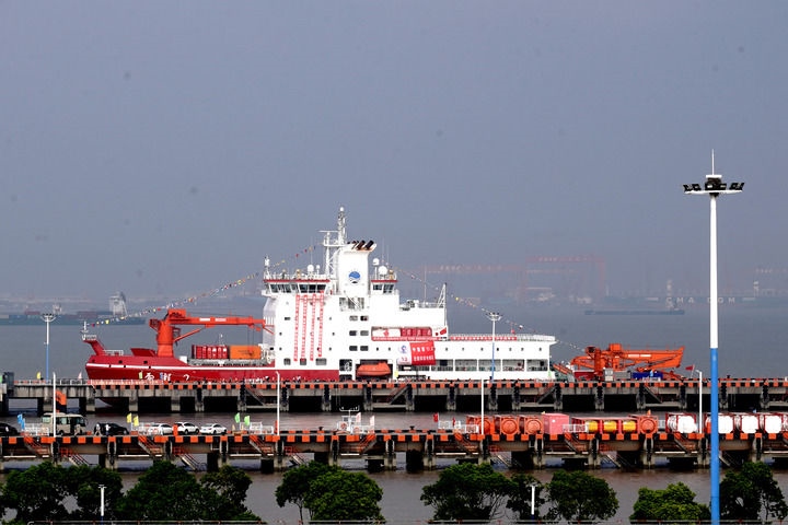 9月27日，“雪龍2”號極地科考破冰船停泊在中國極地考察國內(nèi)基地碼頭。當(dāng)日，由自然資源部組織的中國第13次北冰洋科學(xué)考察隊(duì)乘“雪龍2”號極地科考破冰船返回上海，標(biāo)志著中國第13次北冰洋科學(xué)考察任務(wù)圓滿完成。新華社記者 張建松 攝