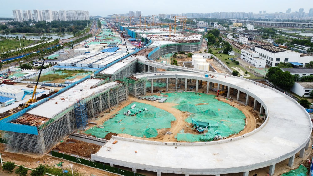 9月9日拍攝的?？谛潞８酆湍细邸岸€口岸”（貨運(yùn)）集中查驗(yàn)場所建設(shè)項(xiàng)目（無人機(jī)照片）。該項(xiàng)目是海南自貿(mào)港封關(guān)運(yùn)作重點(diǎn)項(xiàng)目。新華社記者 楊冠宇 攝