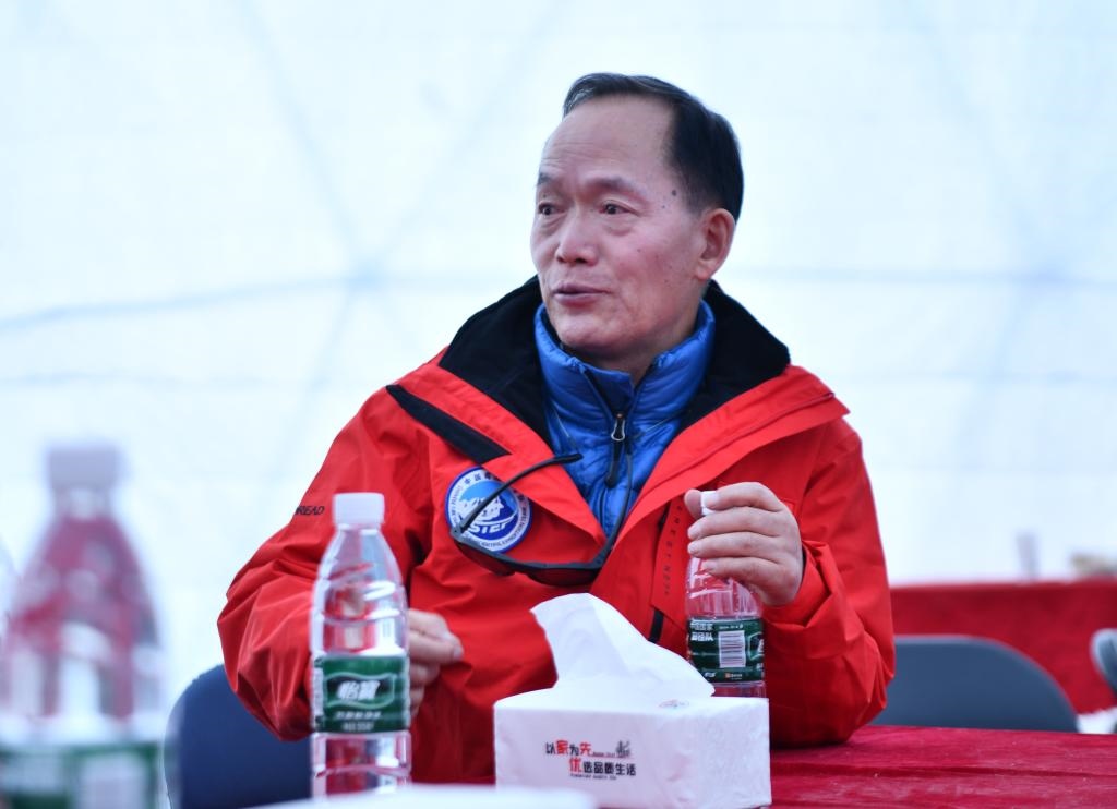 中國科學(xué)院院士、第二次青藏科考隊隊長姚檀棟在卓奧友峰登山大本營（9月29日攝）。新華社記者晉美多吉 攝