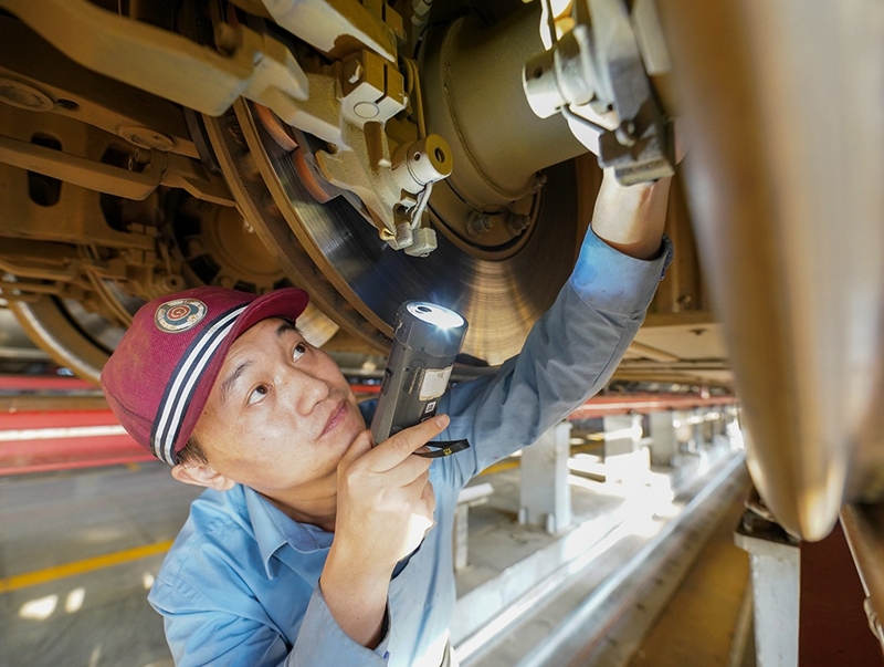 陳浦燕在對(duì)入庫動(dòng)車組進(jìn)行巡檢作業(yè)。受訪者供圖