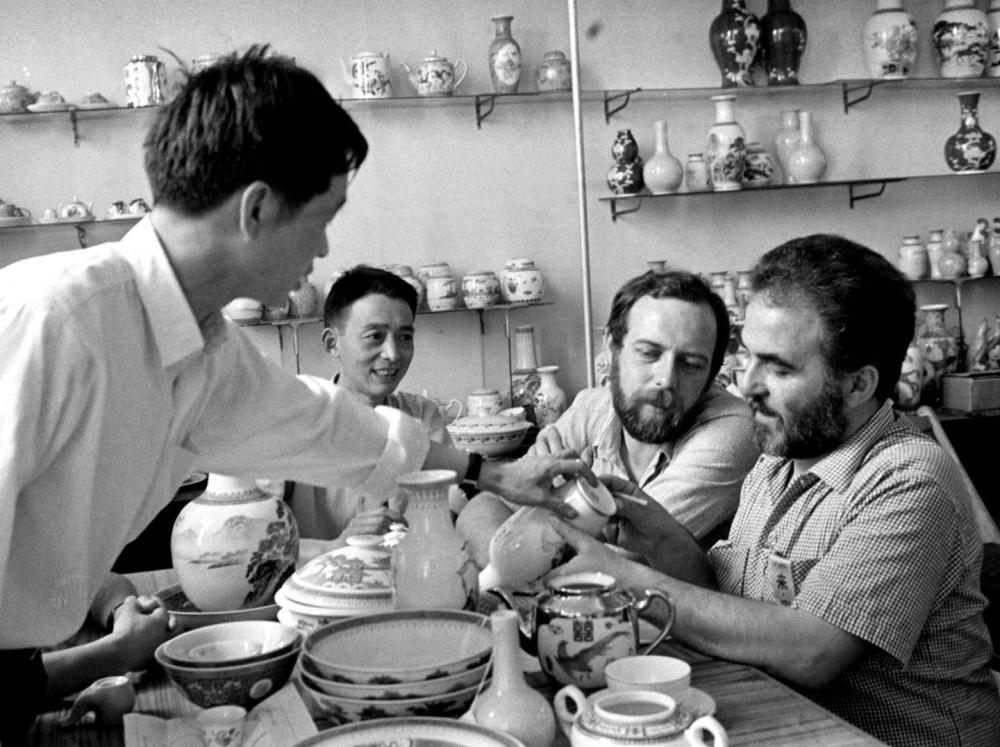 ↑ 在1978年的廣交會(huì)上，意大利客商在洽談選購(gòu)景德鎮(zhèn)瓷器。