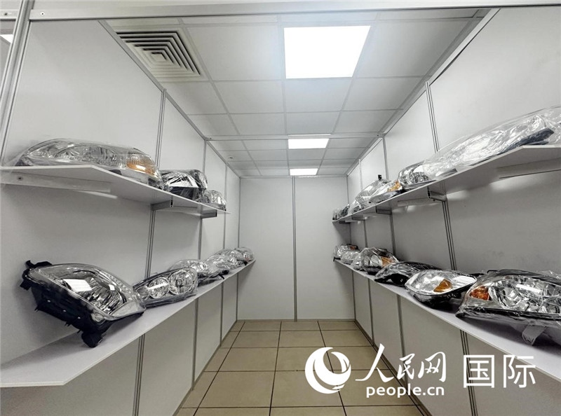 在位于莫斯科格林伍德國(guó)際貿(mào)易中心的浙江寧波優(yōu)質(zhì)商品展銷中心內(nèi)，展示著來自浙江寧波慈溪市的汽車配件樣品。人民網(wǎng)記者 申佳平攝