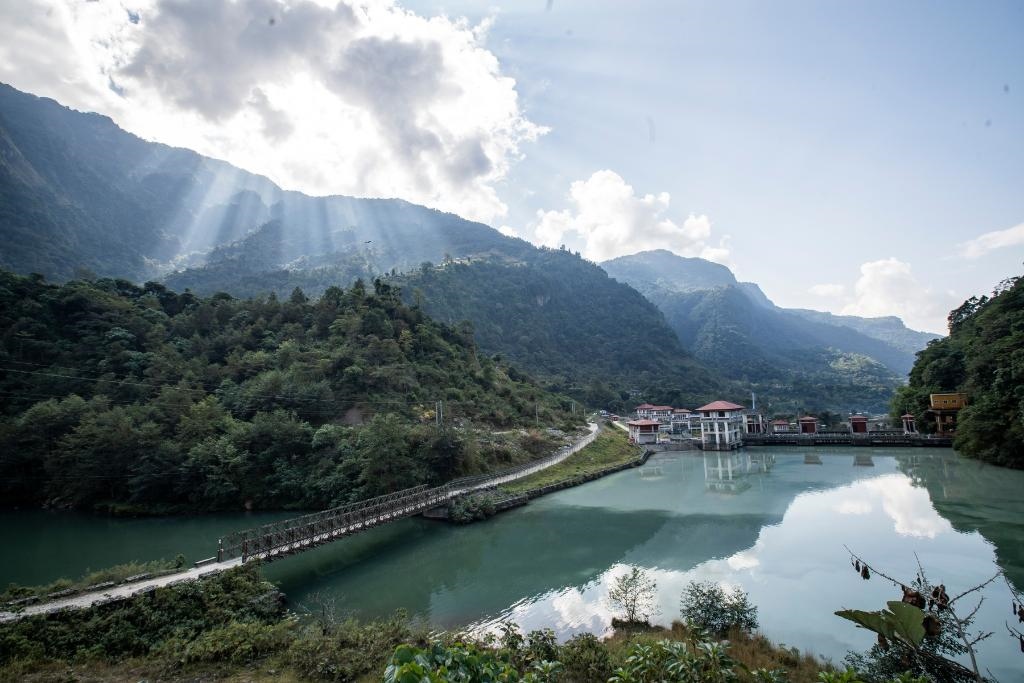這是2022年11月8日拍攝的尼泊爾上馬相迪A水電站大壩。上馬相迪A水電站位于尼泊爾西部勒姆宗縣，2013年1月開工建設(shè)，2017年1月1日投入商業(yè)運(yùn)營。該水電站投入運(yùn)營以來，極大緩解了尼泊爾電力緊缺局面。新華社發(fā)（哈里·馬哈爾詹 攝）