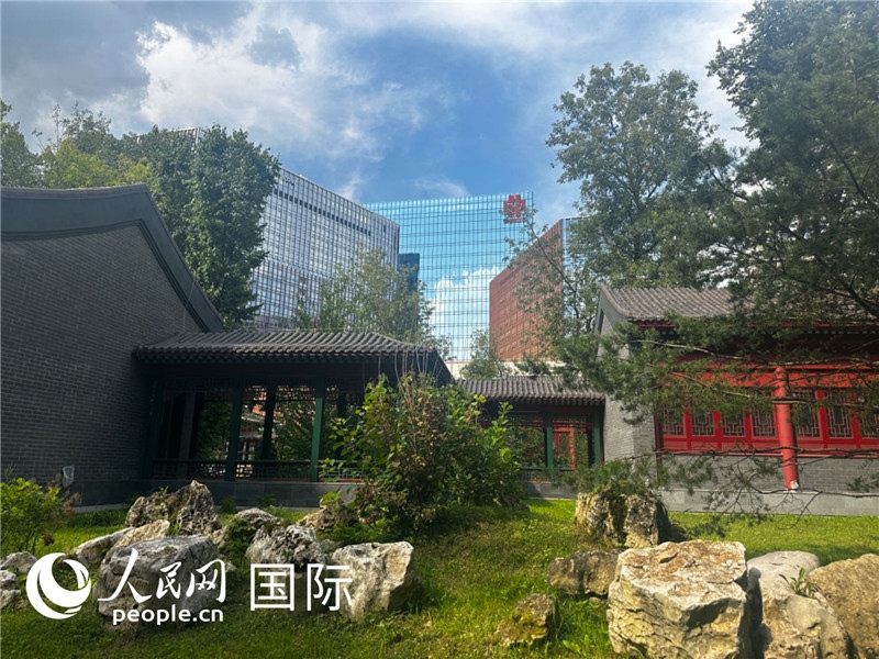 莫斯科中國貿(mào)易中心的中式園林“華銘園”一角。人民網(wǎng)記者 申佳平攝