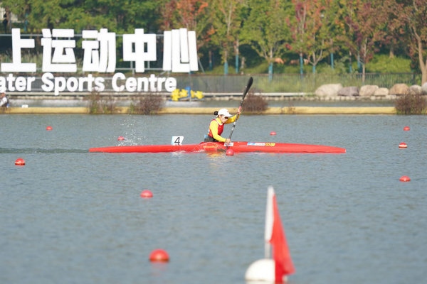 10月23日，杭州第4屆亞殘運(yùn)會皮劃艇女子KL1級比賽，中國隊選手謝毛三在比賽中。人民網(wǎng)記者 李乃妍攝