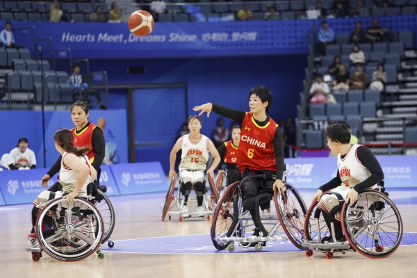 10月24日，杭州第4屆亞殘運會輪椅籃球女子預(yù)賽舉行。圖為選手們在比賽中。圖片來源：杭州亞殘組委