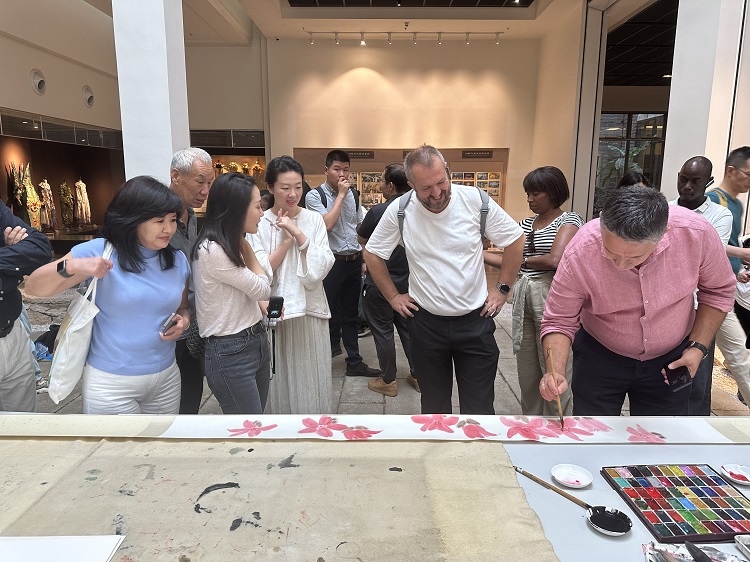 首屆國際傳播“絲路獎”獲獎代表等在廣州市荔灣區(qū)永慶坊參加文化交流活動。楊爍壁、王燕攝影報道
