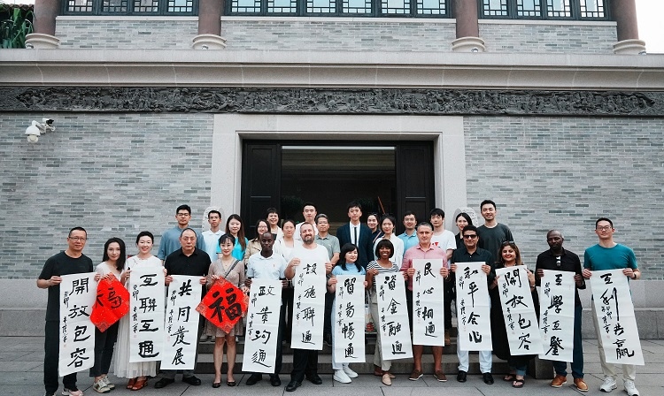 首屆國際傳播“絲路獎”獲獎代表等在廣州市荔灣區(qū)永慶坊參加文化交流活動。楊爍壁、王燕攝影報道