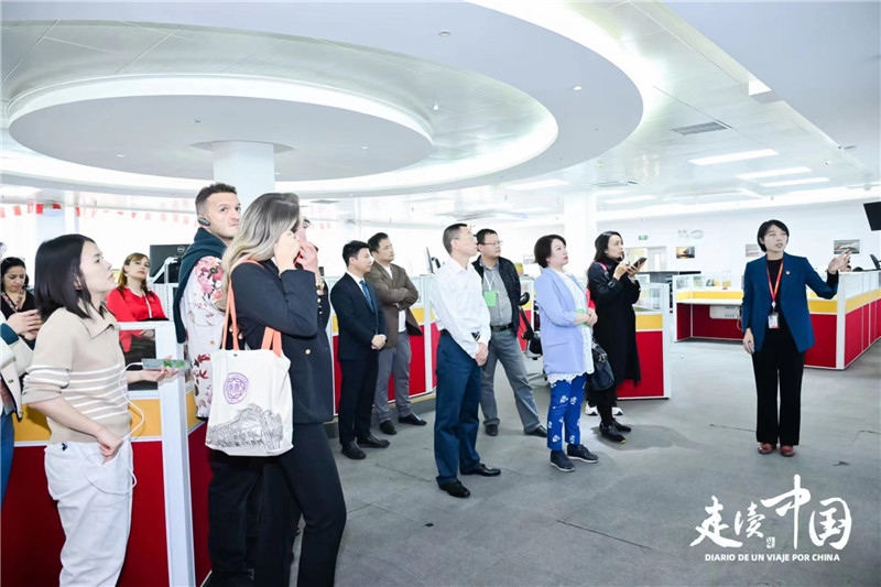 媒體記者參觀天津航空運(yùn)營控制中心。主辦方供圖。
