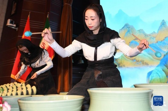10月30日，演員在伊朗德黑蘭伊朗國(guó)家藝術(shù)科學(xué)院舉行的“青風(fēng)海上來(lái)”浙江青瓷巡禮開(kāi)幕式暨“萬(wàn)象中國(guó)·天下寧波”寧波文旅推介會(huì)開(kāi)幕式上表演。新華社記者 沙達(dá)提 攝