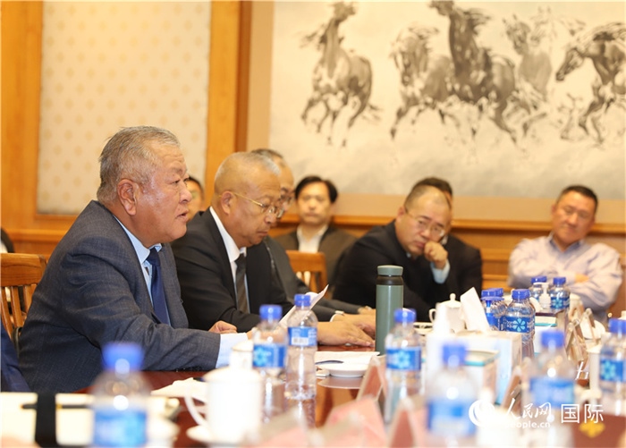 2.2023年10月30日，張義波（左一）會(huì)長匯報(bào)商會(huì)工作情況。人民網(wǎng)記者 霍文攝