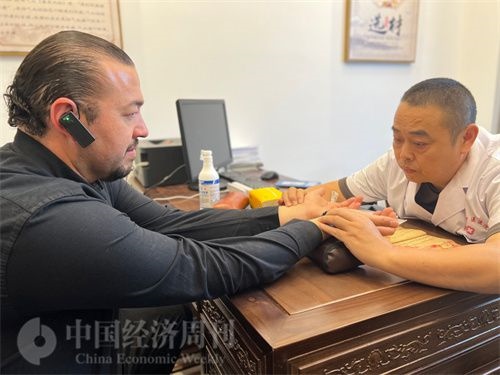  （外媒記者走進(jìn)中醫(yī)堂，問診中醫(yī)名師。中國經(jīng)濟(jì)周刊記者 郭志強(qiáng)攝）
