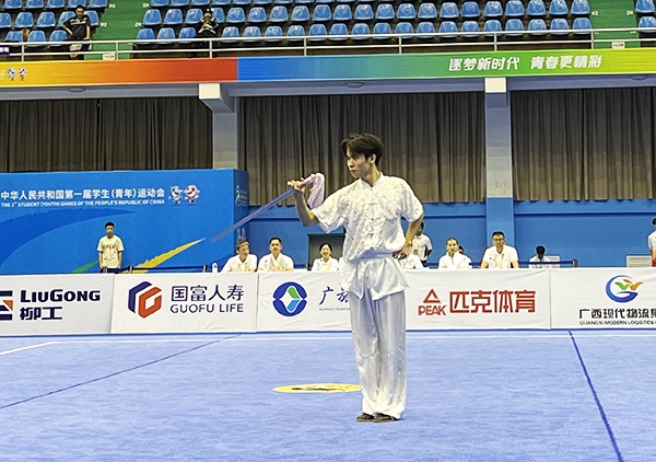 11月6日，第一屆全國學(xué)生（青年）運(yùn)動會武術(shù)套路（大學(xué)組）男子自選劍術(shù)比賽中。人民網(wǎng)記者 歐興榮攝