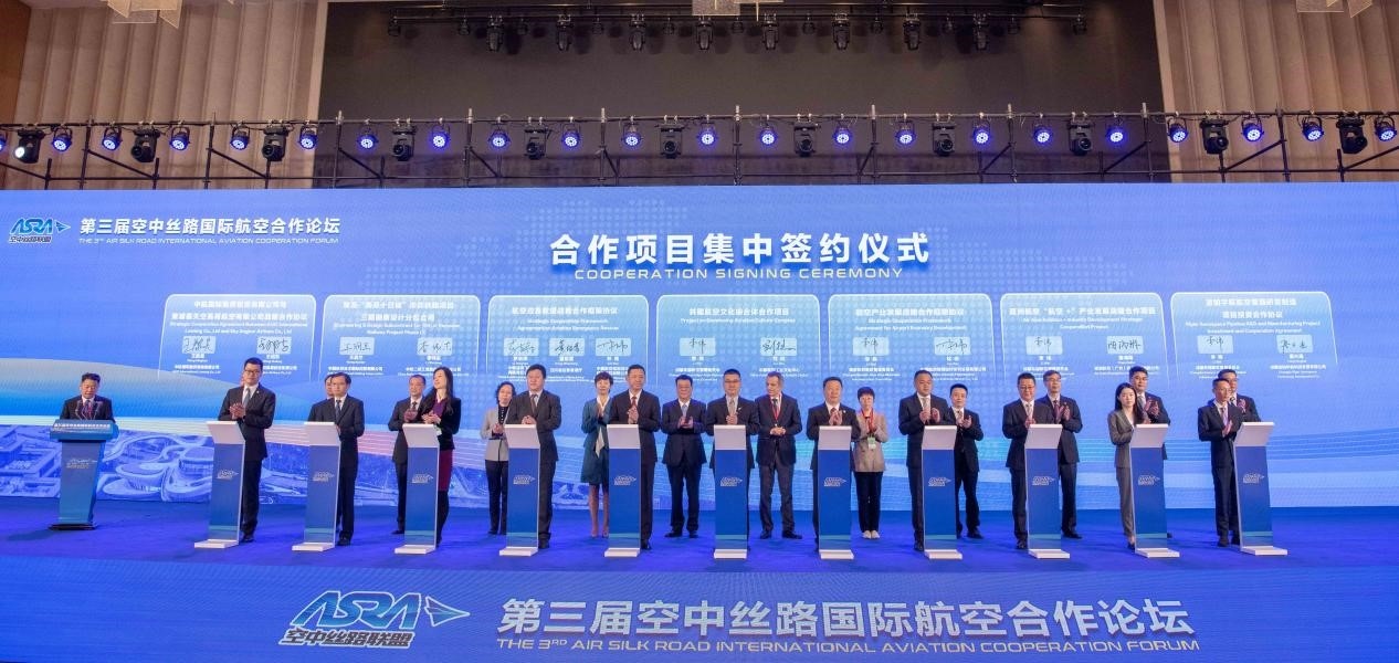 圖為7個國內(nèi)外合作項目現(xiàn)場簽約。人民網(wǎng)記者 唐宋攝