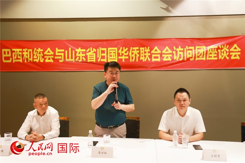 中國(guó)僑聯(lián)副主席、山東省僑聯(lián)主席李興鈺（中）在座談會(huì)上致辭。人民網(wǎng)記者 陳海琪攝