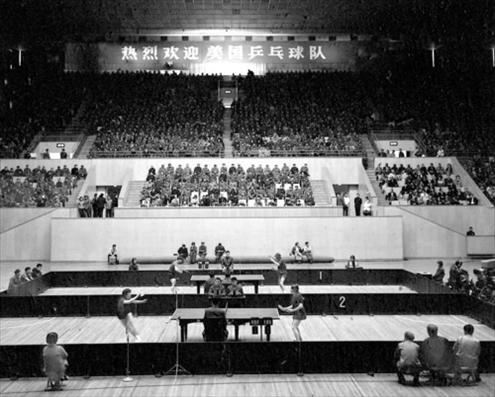 1971年4月13日，中華全國體育總會舉行歡迎儀式，歡迎前來中國進行訪問的美國乒乓球代表團。中美兩國乒乓球運動員在北京首都體育館進行了友誼比賽。 新華社發(fā)