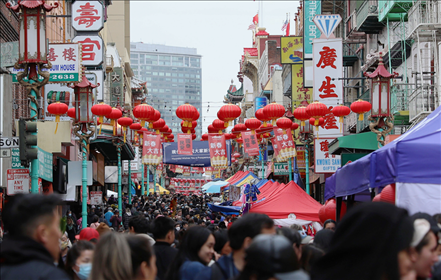 2023年1月15日，人們在美國舊金山唐人街的迎春街會上游覽、購物。當(dāng)日，為期兩天的迎春街會在美國舊金山唐人街閉幕，活動吸引了大批市民和游客。新華社發(fā)