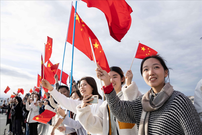 △當(dāng)?shù)貢r(shí)間11月14日，華僑華人和中國(guó)留學(xué)生代表在沿途街道，熱烈歡迎習(xí)近平主席到訪。